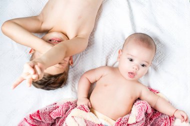 kardeş ve küçük kardeş yatakta yatan 