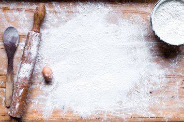 Yemek pişirme için-malzemeler un, hamur ahşap arka plan üzerinde 