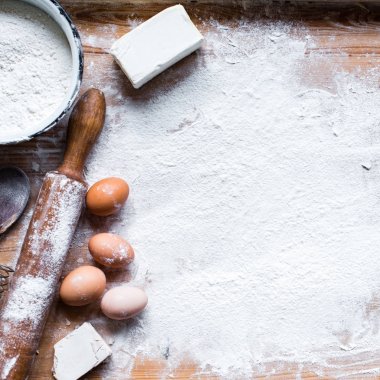 Yemek pişirme için-malzemeler un, hamur ahşap arka plan üzerinde 