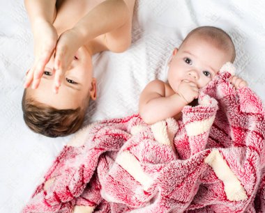 kardeş ve küçük kardeş yatakta yatan 