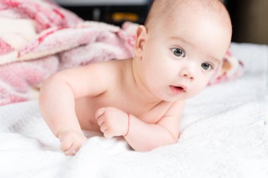 güzel mutlu küçük bebek kız yatakta yatan ve gülümseme ile arıyorum. portre portre