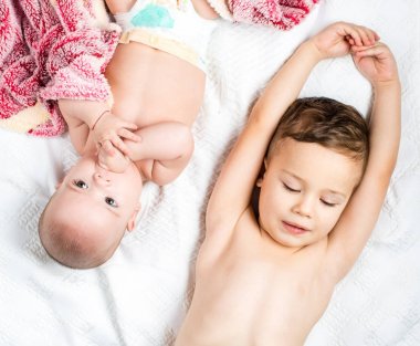 kardeş ve küçük kardeş yatakta yatan 