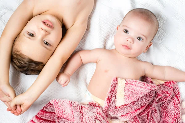 kardeş ve küçük kardeş yatakta yatan 