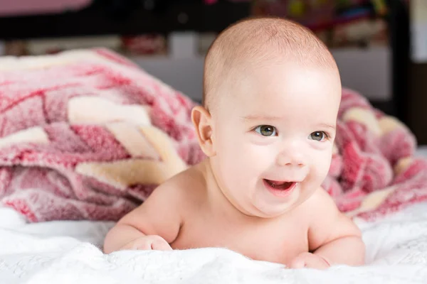 Linda Menina Pequena Feliz Deitada Cama Retrato Close — Fotografia de Stock