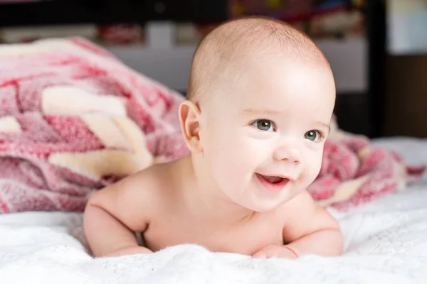 Linda Menina Pequena Feliz Deitada Cama Retrato Close — Fotografia de Stock