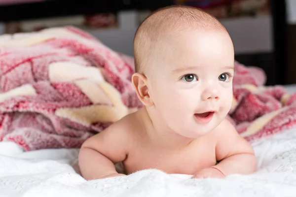 Linda Menina Pequena Feliz Deitada Cama Retrato Close — Fotografia de Stock