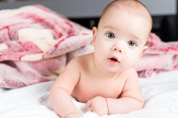 Bella Felice Piccola Bambina Sdraiata Letto Guardando Con Sorriso Ritratto — Foto Stock