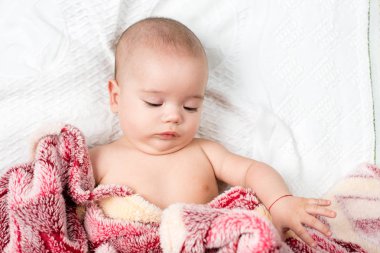 güzel mutlu küçük bebek kız yatakta yatan ve gülümseme ile arıyorum. portre portre