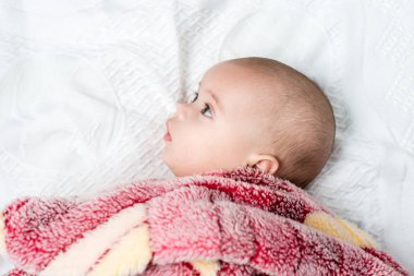 güzel mutlu küçük bebek kız yatakta yatan ve gülümseme ile arıyorum. portre portre