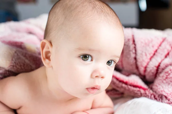 Bella Felice Piccola Bambina Sdraiata Letto Guardando Con Sorriso Ritratto — Foto Stock