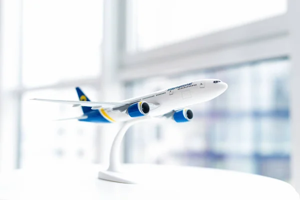 Modelo de um avião de passageiros close-up sobre a mesa. Viagens aéreas con — Fotografia de Stock