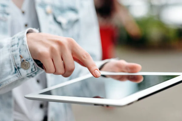 Feche a mão feminina com um ipad. dedo indicador apontando para tela — Fotografia de Stock