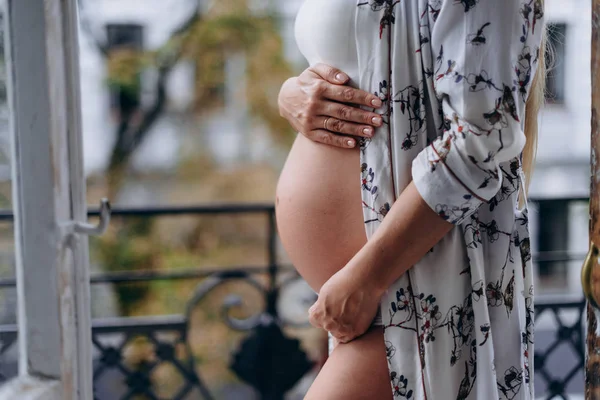 Midsection of pregnant woman closeup profile on balcony — 图库照片