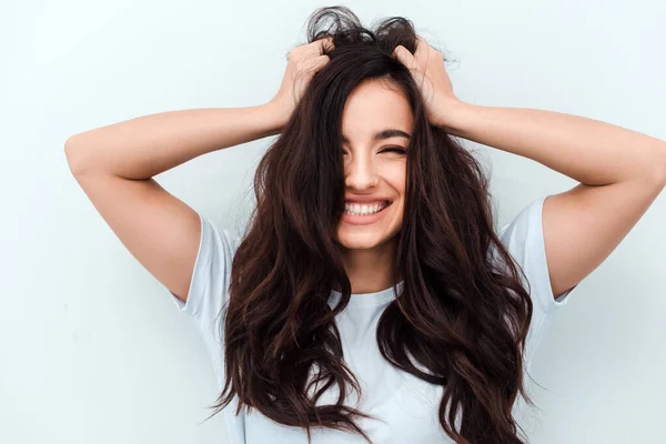 Menina atraente, sinceramente sorridente olha para a câmera e se alegra. Vista de perto — Fotografia de Stock