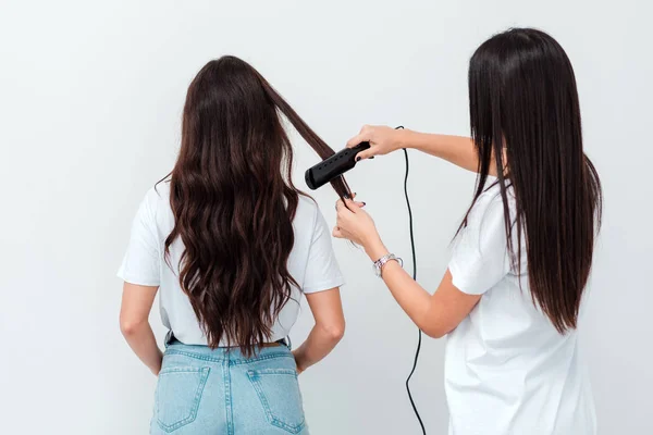 Professionele kapper straalt het haar van de klant — Stockfoto