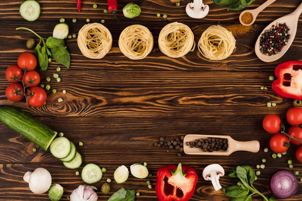 Verduras y pasta en una tabla de madera . — Foto de Stock