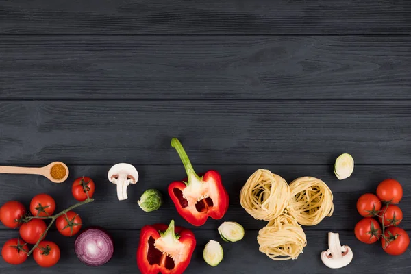 Vista superior sobre mesa de madera con productos italianos pimientos, tomates, pasta. Copiar espacio para texto . — Foto de Stock