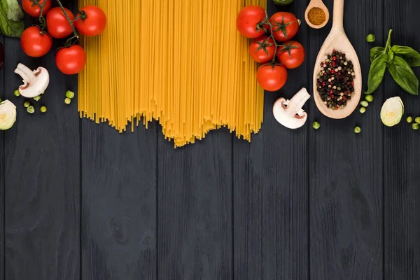 On a dark background beautifully laid out ingredients for the dish. Concept of italian cuisine, copy space. — Stock Photo, Image