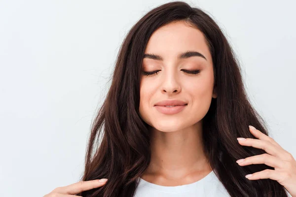 Closeup schoonheid portret van een jonge vrouw met natuurlijke make-up en kapsel. Spa en verzorging. — Stockfoto