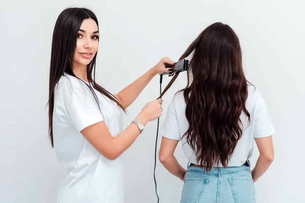 Mooie, gerichte kapper straalt mooi, lang haar — Stockfoto