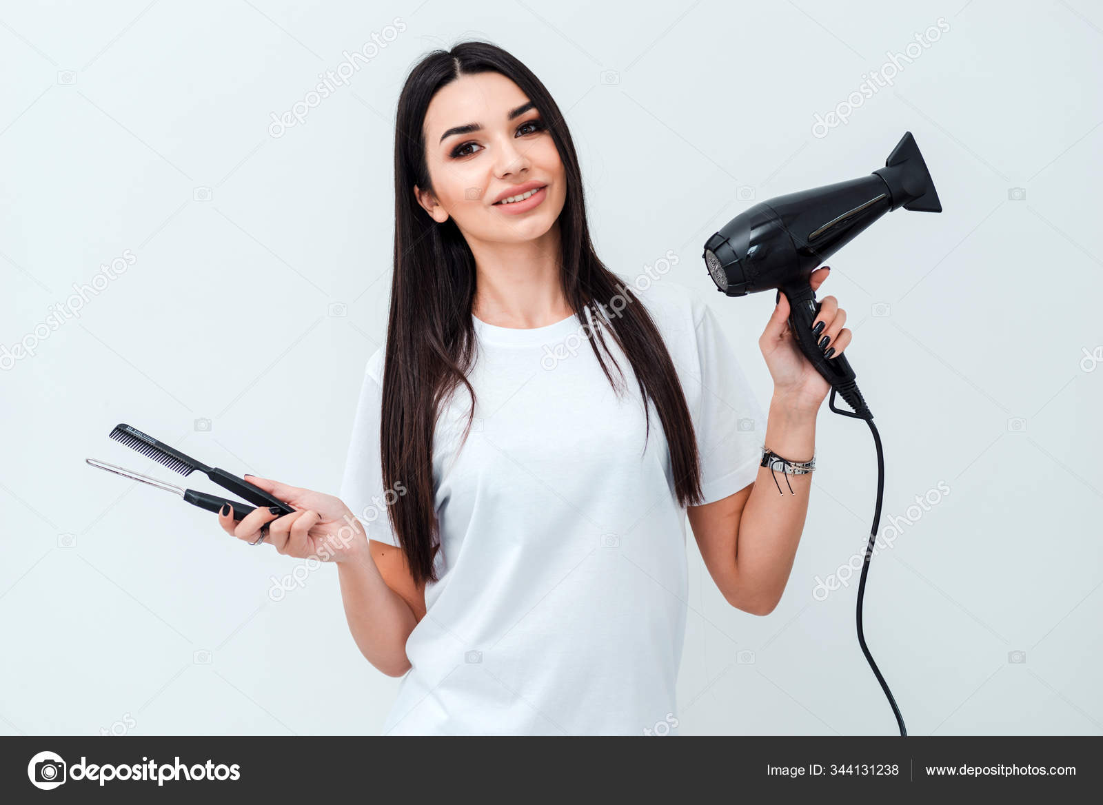 Mão feminina segurando secador de cabelo profissional isolado no