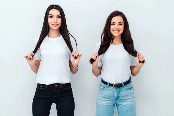 Twee jonge mode modellen houden hun haar! — Stockfoto