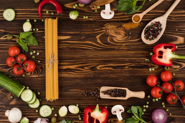 Verduras y pasta en una tabla de madera. Vista superior . — Foto de Stock
