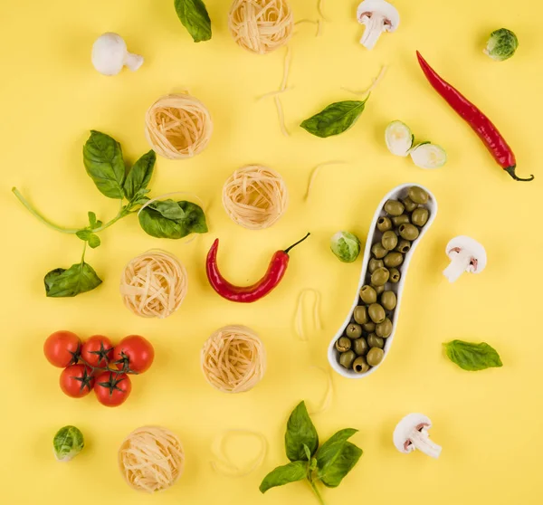 Vista superior, deliciosos ingredientes dispuestos sobre fondo amarillo. concepto de cocina comida italiana — Foto de Stock