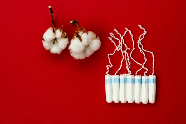 Vrouwen gezondheidszorg, katoenen tampon, intieme hygiëne, gynaecologische menstruatiecyclus. — Stockfoto