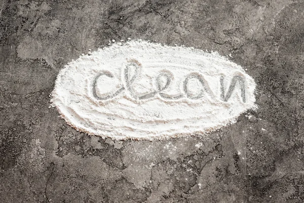 Mąka rozproszona w postaci owalnej z napisem "czysta" na szarym de — Zdjęcie stockowe