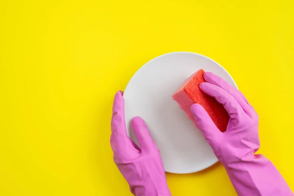 Closeup handen dragen in latex handschoenen met een keuken spons een — Stockfoto