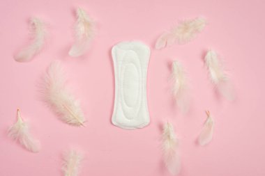 On a pink background, women's daily pads with cotton cover.