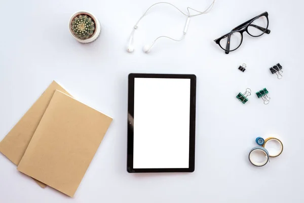 Weißer Bürotisch mit Tablet, Kopfhörer, Notizbuch, Brille und — Stockfoto