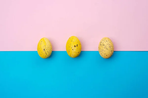 Gelbe Ostereier Auf Rosa Blauem Hintergrund — Stockfoto