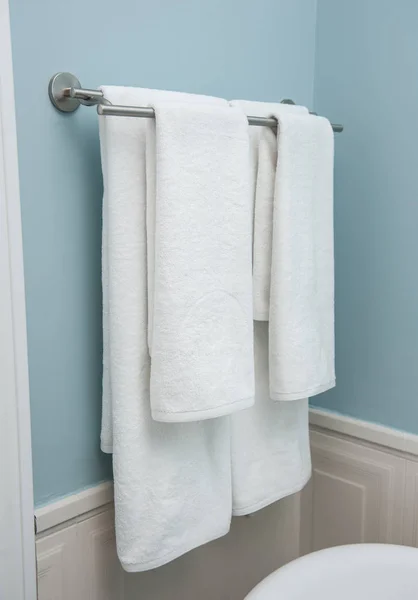 Deux serviettes suspendues sur la ligne de vêtements.Nettoyer les serviettes blanches sur un cintre.Serviette blanche dans la salle de bains, la maison.Serviette de bain - serviette blanche sur un cintre prêt à utiliser — Photo