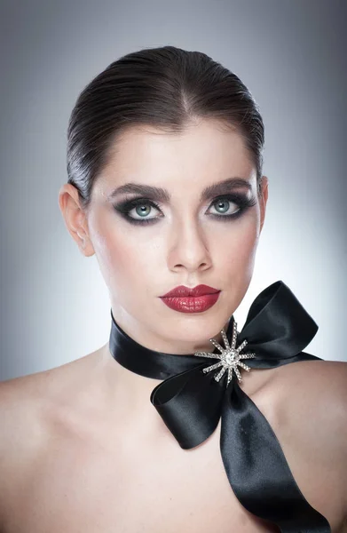 Coiffure et maquillage - beau portrait d'art féminin avec ruban noir. Élégance. Brune naturelle authentique avec ruban - plan studio. Portrait d'une femme séduisante aux beaux yeux et aux lèvres rouges — Photo