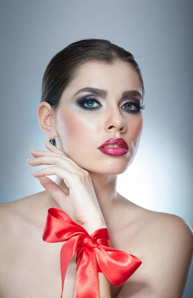 Χτένισμα και μακιγιάζ - όμορφη τέχνη θηλυκό πορτραίτο με κόκκινη κορδέλα. Κομψότητα. Γνήσιο φυσικό μελαχρινή με κορδέλα - studio που γυρίστηκε. Πορτρέτο της μια ελκυστική γυναίκα με τα όμορφα μάτια και κόκκινα χείλη — Φωτογραφία Αρχείου