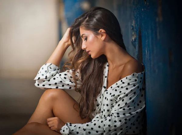 Hermosa Chica Con Camisa Desabotonada Posando Pared Vieja Con Pintura —  Fotos de Stock