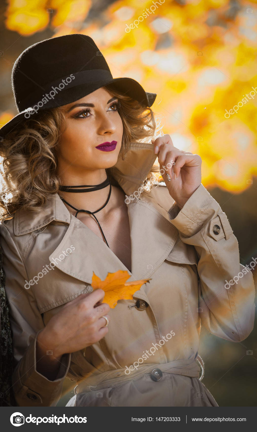 Femme élégante De Maquillage Dans Le Chapeau De Mode Posant Sur Le
