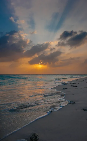 Puesta de sol en las Maldivas. Hermosa puesta de sol colorida sobre el océano en las Maldivas vistas desde la playa.Increíble puesta de sol y playa en Maldivas. Aguas tranquilas — Foto de Stock