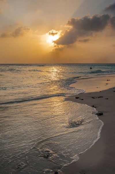 Apus de soare în Maldive. Frumos apus de soare colorat peste ocean, în Maldive văzut de pe plajă.Apus de soare uimitor și plajă în Maldive. Apă calmă — Fotografie, imagine de stoc