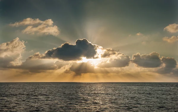 Sunset in the Maldives. Beautiful colorful sunset over the ocean in the Maldives seen from the beach.Amazing sunset and beach in Maldives. Calm water — Stock Photo, Image