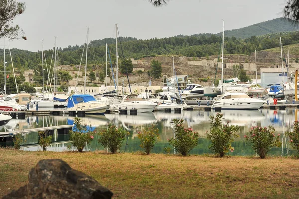 Iates ancorados no porto marina.Sailboat, muitos iates de vela ancorados no porto marítimo, transporte de água moderna, férias de verão, estilo de vida de luxo e riqueza — Fotografia de Stock