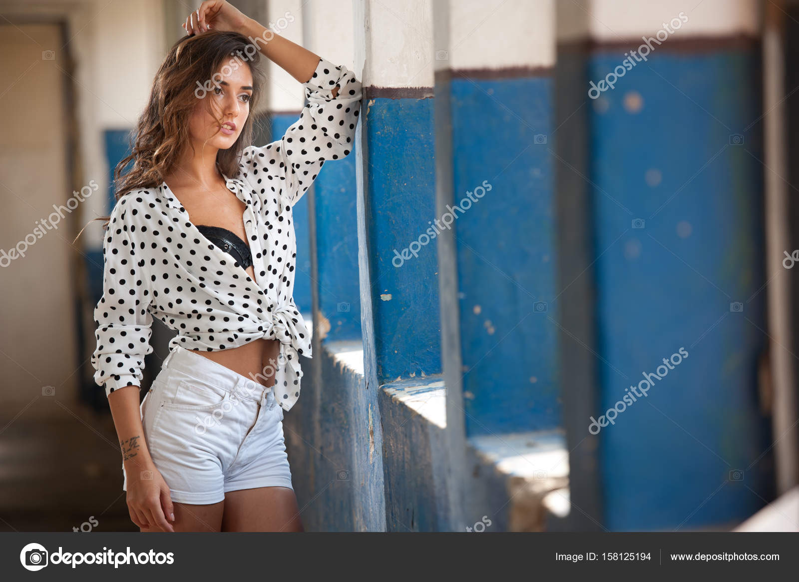 Attraktive lange Haare brünett seitliche Ansicht gegen antiken Säulen Dunkle Haare junge Frau mit wunderschönen