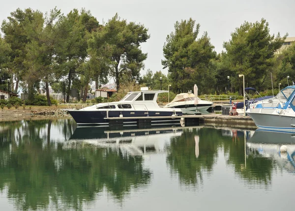 Yacht ancorati al porto marino.Barca a vela porto, molte barche a vela ormeggiate nel porto marittimo, moderni trasporti acquatici, vacanze estive, stile di vita di lusso e concetto di ricchezza.Yacht moderni in porto — Foto Stock