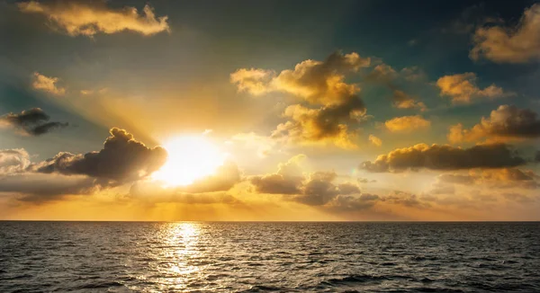 Sunset in the Maldives. Beautiful colorful sunset over the ocean in the Maldives seen from the beach.Amazing sunset and beach in Maldives. Calm water and soft waves. Beautiful maldivian sunbeam. — Stock Photo, Image
