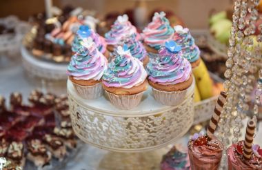 Pastel ile dekorasyon düğün cupcakes, meringues, kek ve kurabiye renkli. Renkli macaroons zarif ve lüks olay aranjman. Düğün tatlı macaroons ile