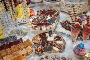 Pastel ile dekorasyon düğün cupcakes, meringues, kek ve kurabiye renkli. Renkli macaroons zarif ve lüks olay aranjman. Düğün tatlı macaroons ile