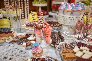 Pastel ile dekorasyon düğün cupcakes, meringues, kek ve kurabiye renkli. Renkli macaroons zarif ve lüks olay aranjman. Düğün tatlı macaroons ile