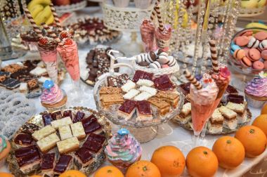 Pastel ile dekorasyon düğün cupcakes, meringues, kek ve kurabiye renkli. Renkli macaroons zarif ve lüks olay aranjman. Düğün tatlı macaroons ile